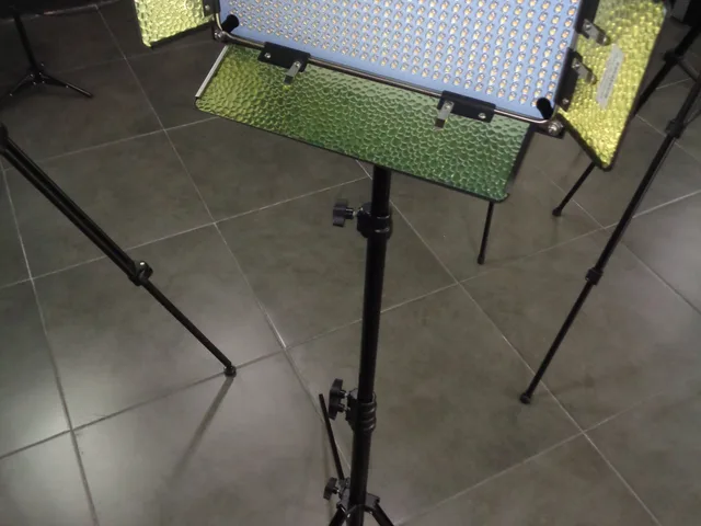 Stúdiós fényezés fotózáshoz kameraállvánnyal és reflektorral